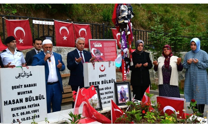 Vali Aziz Yıldırım ve eşi Güllühan Yıldırım Eren Bülbül'ün Kabrini Ziyaret Etti.