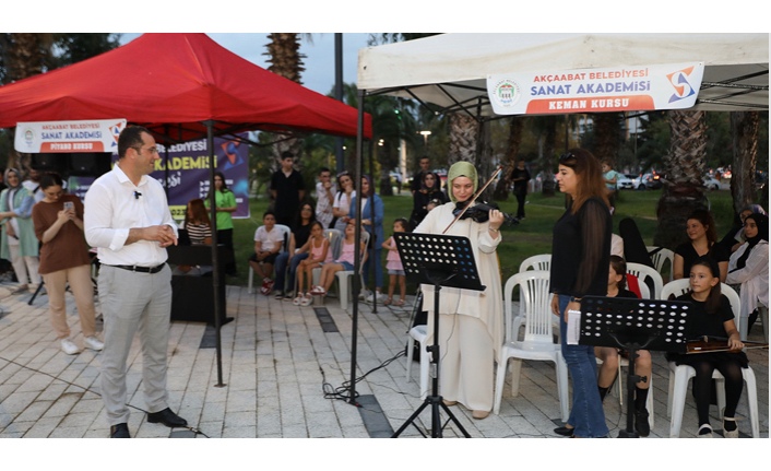 AKÇAABAT’TA SANAT AKADEMİSİ’NDEN AÇIK HAVA PERFORMANSI.