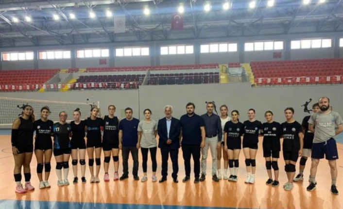 Milletvekili Koç Voleybolcuları kutladı.