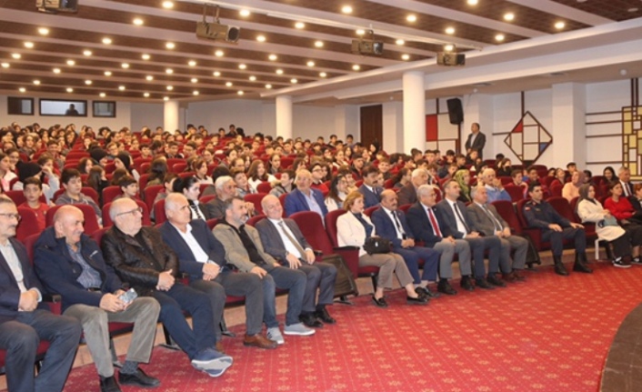 AKÇAABAT’TA ‘KURULUŞTAN TÜRKİYE YÜZYILINA CUMHURİYET’ ADLI KONFERANS YAPILDI.