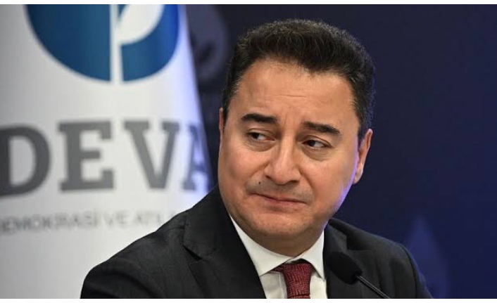 Ali Babacan: “Masum insanların kanı dökülürken savunulacak haklı dava olmaz; milyonlarca masumun toplu cezalandırılması ise insanlığa sığmaz”