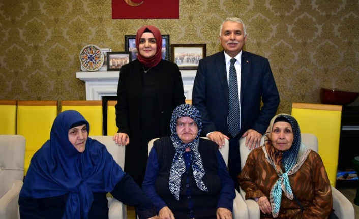 Vali Aziz Yıldırım ve Eşi Huzurevlerini Ziyaret Etti