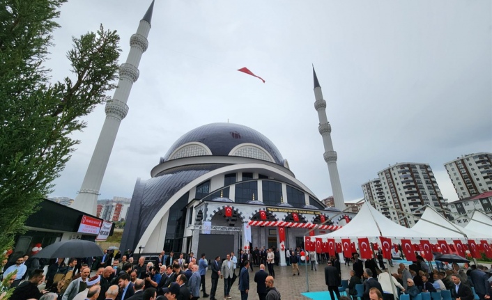 Yaklaşık 5 Bin Kapasiteli Trabzon Üniversitesi Fatih Sultan Mehmet Han Camisi Açıldı