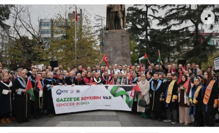 Öğretim üyeleri Gazze için Atatürk alanında.