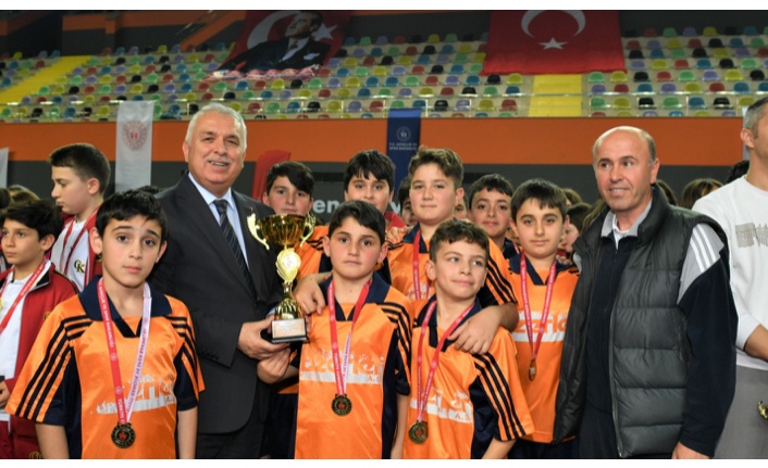 Okul Sporları Toplu Ödül Töreni Vali Aziz Yıldırım’ın Katılımıyla Gerçekleştirildi