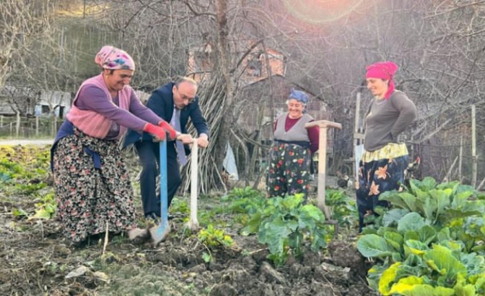 Başkan adayı Çelenk bellemeye başladı.