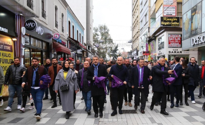 AKPliler Uzun Sokak’ta Bordo, mavi fular dağıttılar.