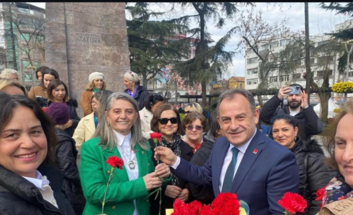 Başkan bak kadınlara karanfil dağıttı