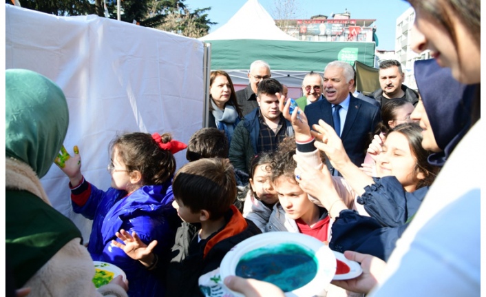 Vali Aziz Yıldırım, Yeşilay Haftası dolayısıyla kurulan Yeşilay Standını Ziyaret Etti