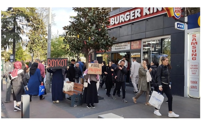 Atatürk alanında küçük çaplı protesto.