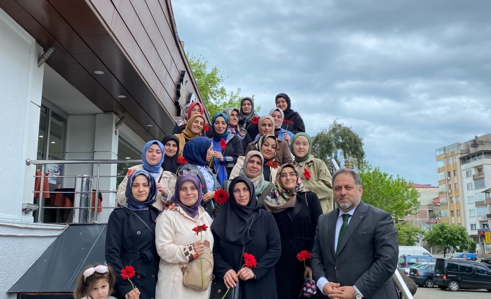 Türk Diyanet Vakıf-Sen Trabzon Şube Başkanı Mehmet Odabaşı anneler günü dolayısıyla sendikaya üye annelerle kahvaltıda bir araya geldi.