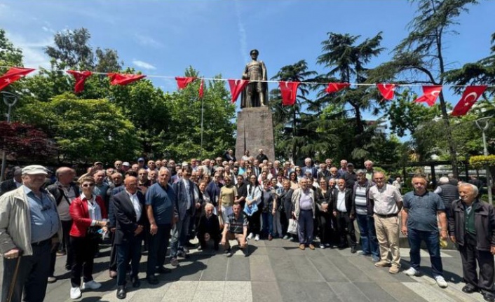 Emekliler Atatürk alanda toplandılar