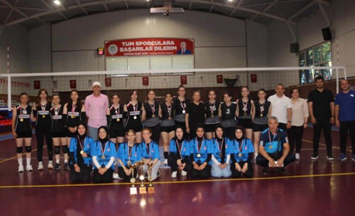 AKÇAABAT’TA VOLEYBOL TURNUVASI SONA ERDİ .