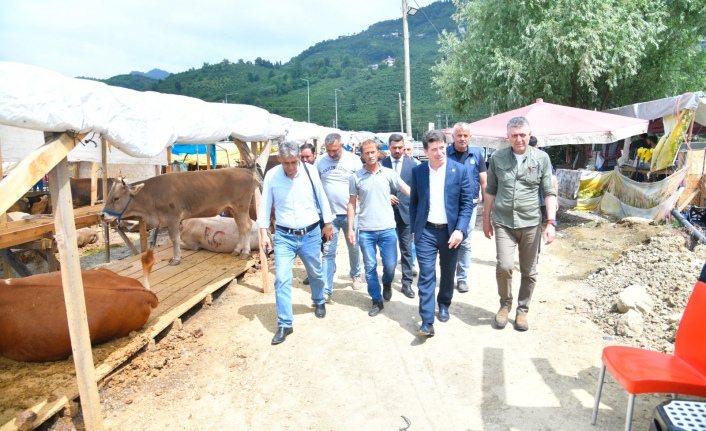 Başkan Kaya, Kurban Pazarını ziyaret etti