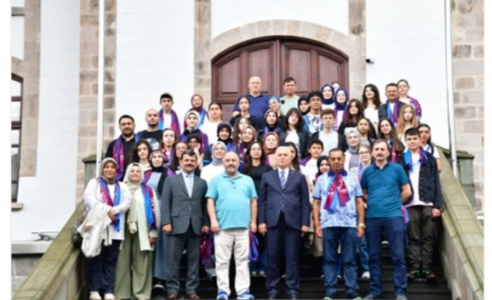 Gebze Trabzonlular Derneği Başkanı ve Beraberindeki Öğrenciler Vali Aziz Yıldırım'ı Ziyaret Etti