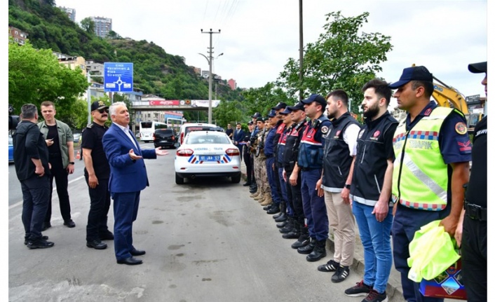 Vali Aziz Yıldırım, Değirmendere- Maçka Yolu Üzerindeki Trafik Kontrol Noktasındaki Personelle Bayramlaştı