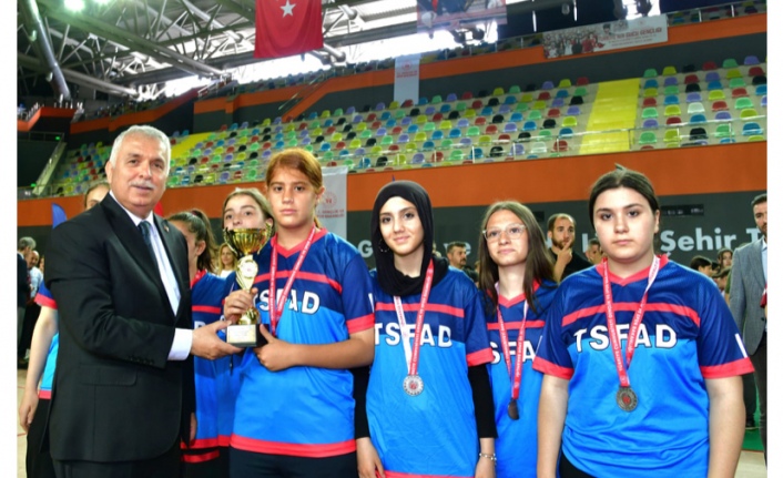 Vali Aziz Yıldırım, Okul Sporlarının 2. Dönem Toplu Ödül Törenine Katıldı