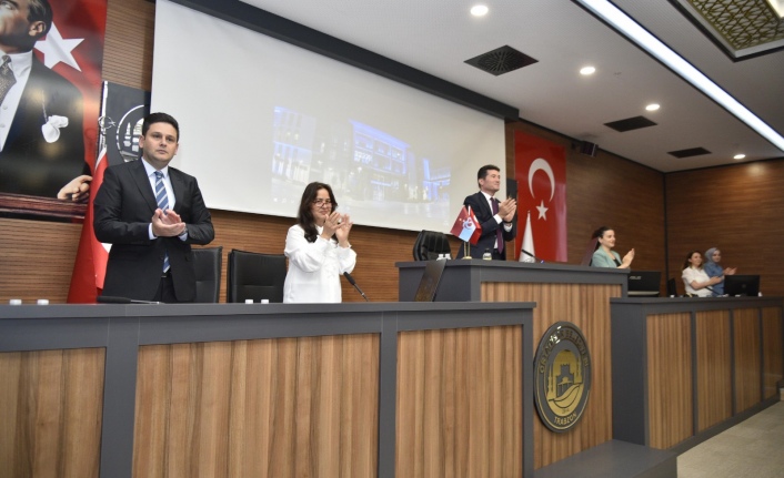 Ortahisar Belediye Meclisi, A Milli Takımı ayakta alkışladı