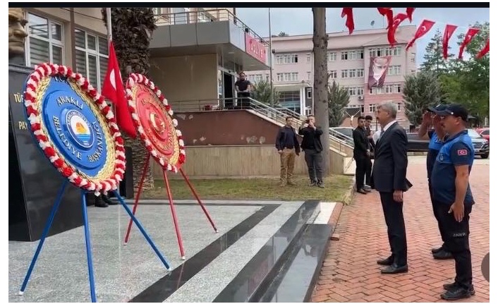 Başkan Dr.Çebi çelengini Sundu.