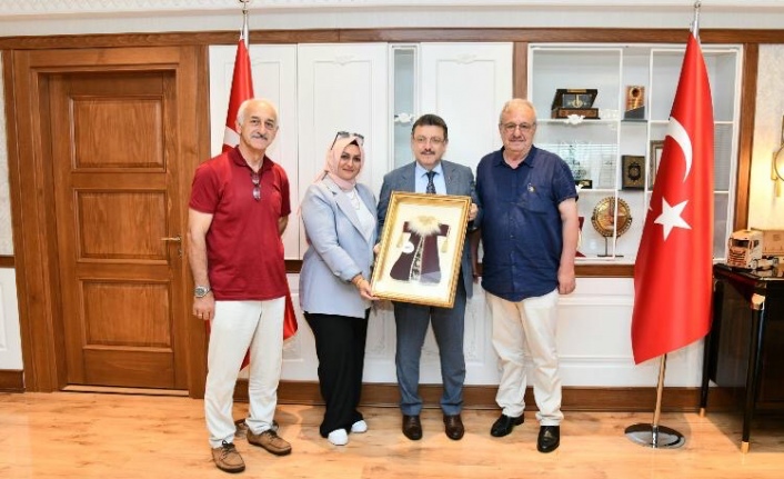 Muhtarlar başkan Av.Genç’e tablo takdim ettiler.