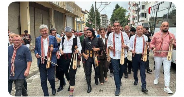 61Kemençeyle Kortej Yürüyüşü Yapıldı