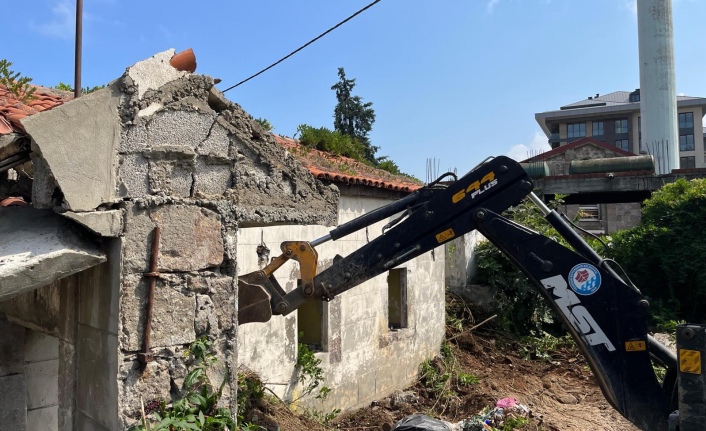 BÜYÜKŞEHİR'DEN ÇÖMLEKÇİ'DEKİ METRUK YAPILARA MÜDAHALE