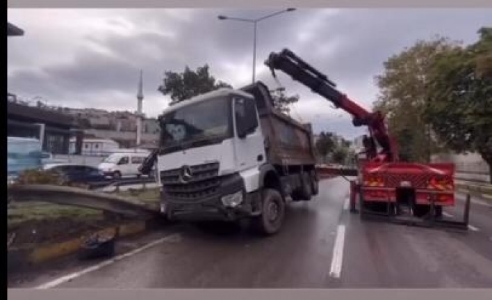 Liman Mevkiindeki Trafik Kazası Karayolunu Kilitledi