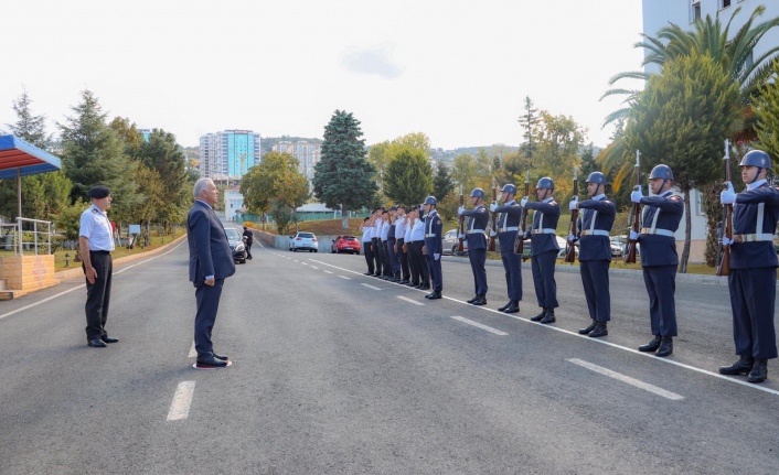 Vali Yıldırım Tuğgeneral Yakın’ı ziyaret etti .