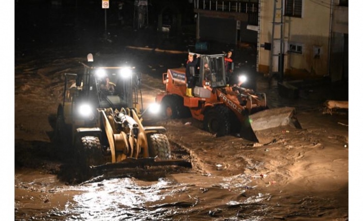 Yol açma çalışmaları sabaha kadar sürdü