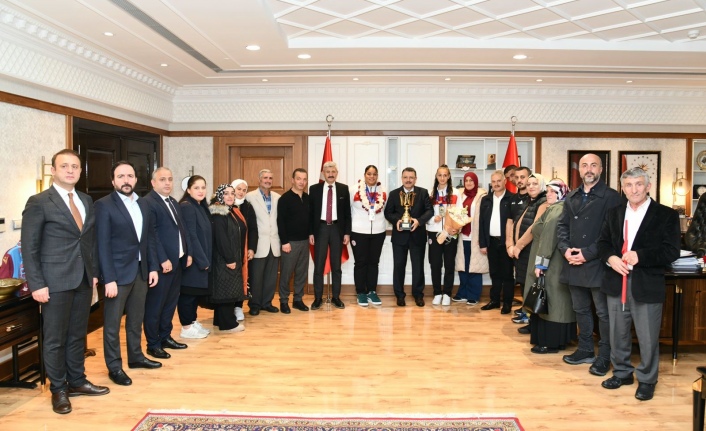 BAŞKAN GENÇ, ALTIN YUMRUKLARI AĞIRLADI