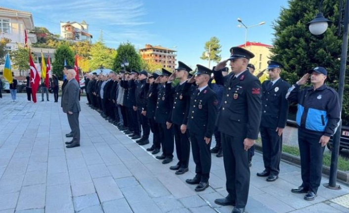 Çarşıbaşında tören vardı.