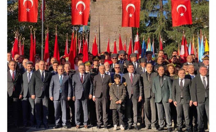 Vali Yıldırım ve Başkan Genç Atatürk anıtına Çelenk sundular.