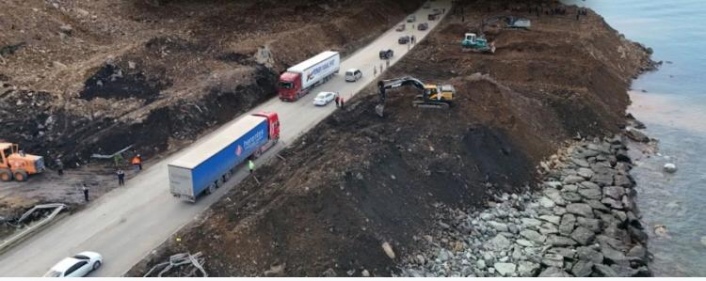 Sarp-Samsun yolunda heyelan temizliği devam ediyor