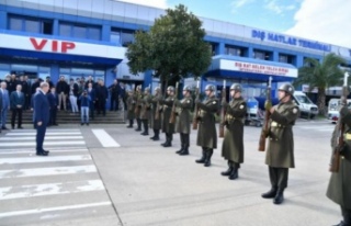 Cumhurbaşkanı Tatar askeri birlik tarafından uğurlandı.