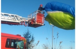 Paraşütçü ağaç dalına takıldı