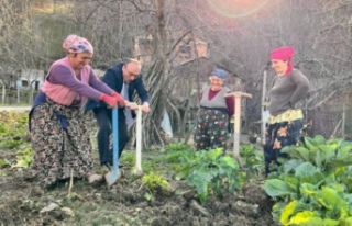 Başkan adayı Çelenk bellemeye başladı.