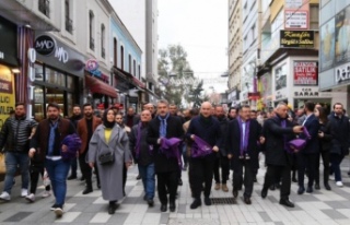 AKPliler Uzun Sokak’ta Bordo, mavi fular dağıttılar.