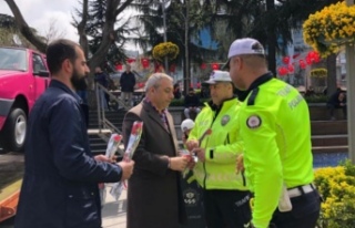 Başkan Çebi polislere çiçek takdim etti.