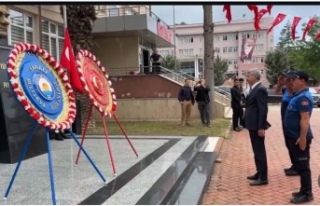 Başkan Dr.Çebi çelengini Sundu.