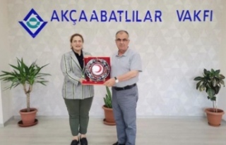 Dr.Baran Başkan erbaşaran’a plaketini takdim etti.