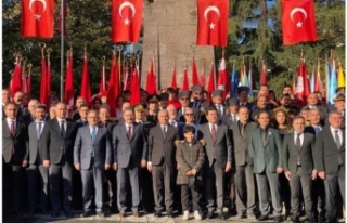 Vali Yıldırım ve Başkan Genç Atatürk anıtına...