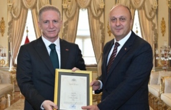 Vali Gül bölge müdürü Çolak’ı takdirname ile ödüllendirdi.